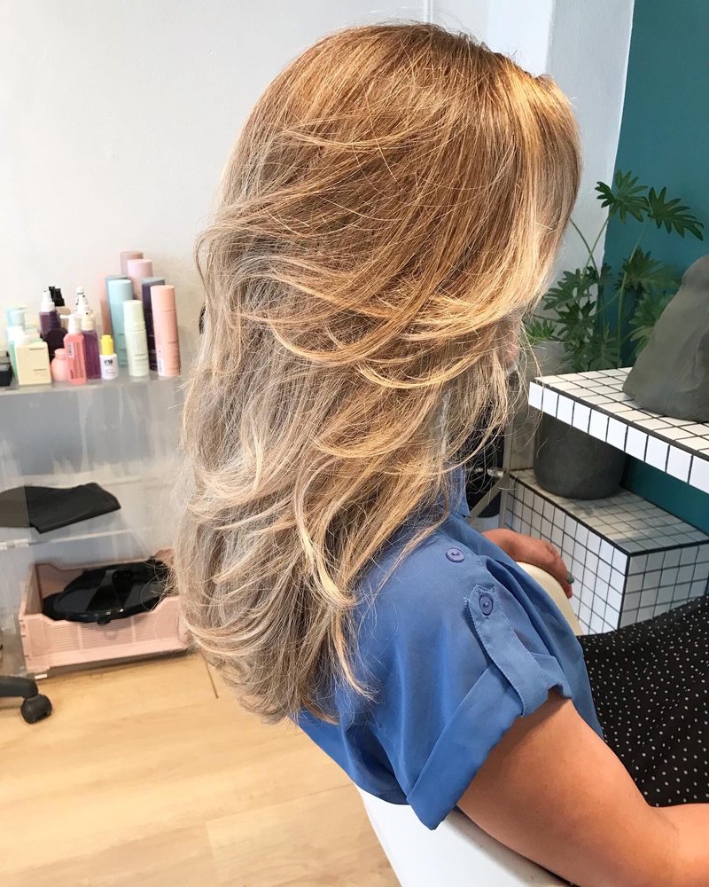Blonde layered cut with layers and volume, cut in Copenhagen V