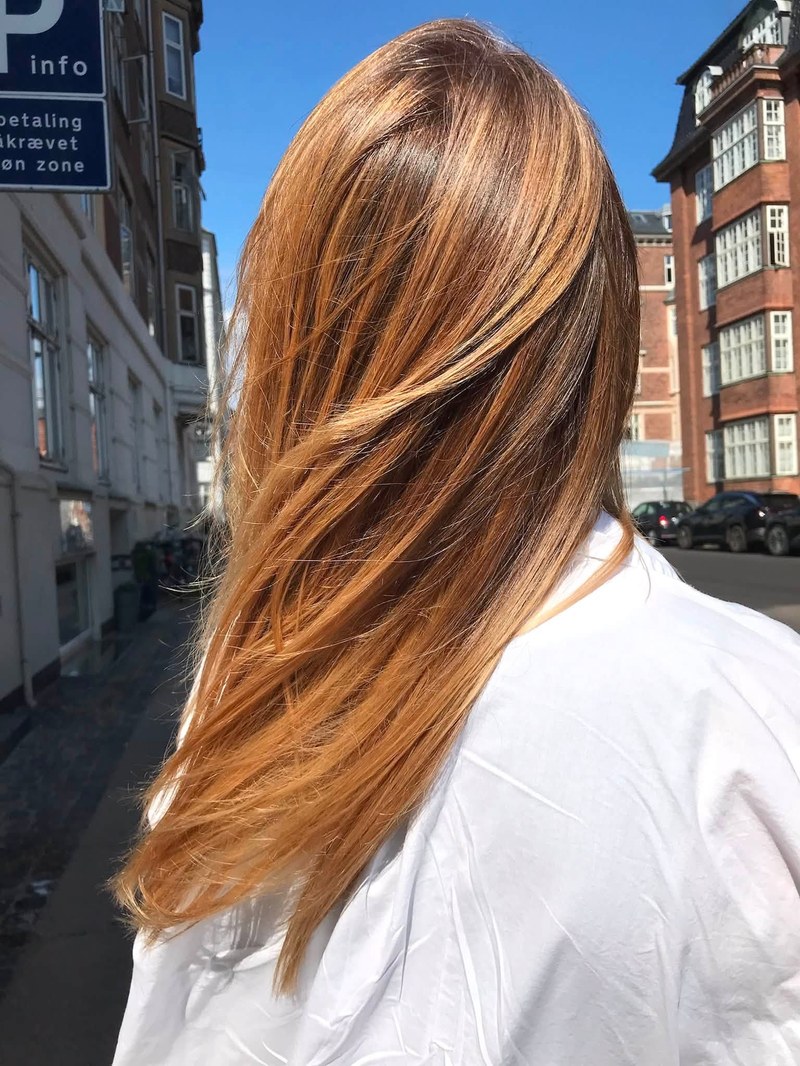 Shatush i kobberblond med lange lag i glat hår, solkysset farve, frisør i København V