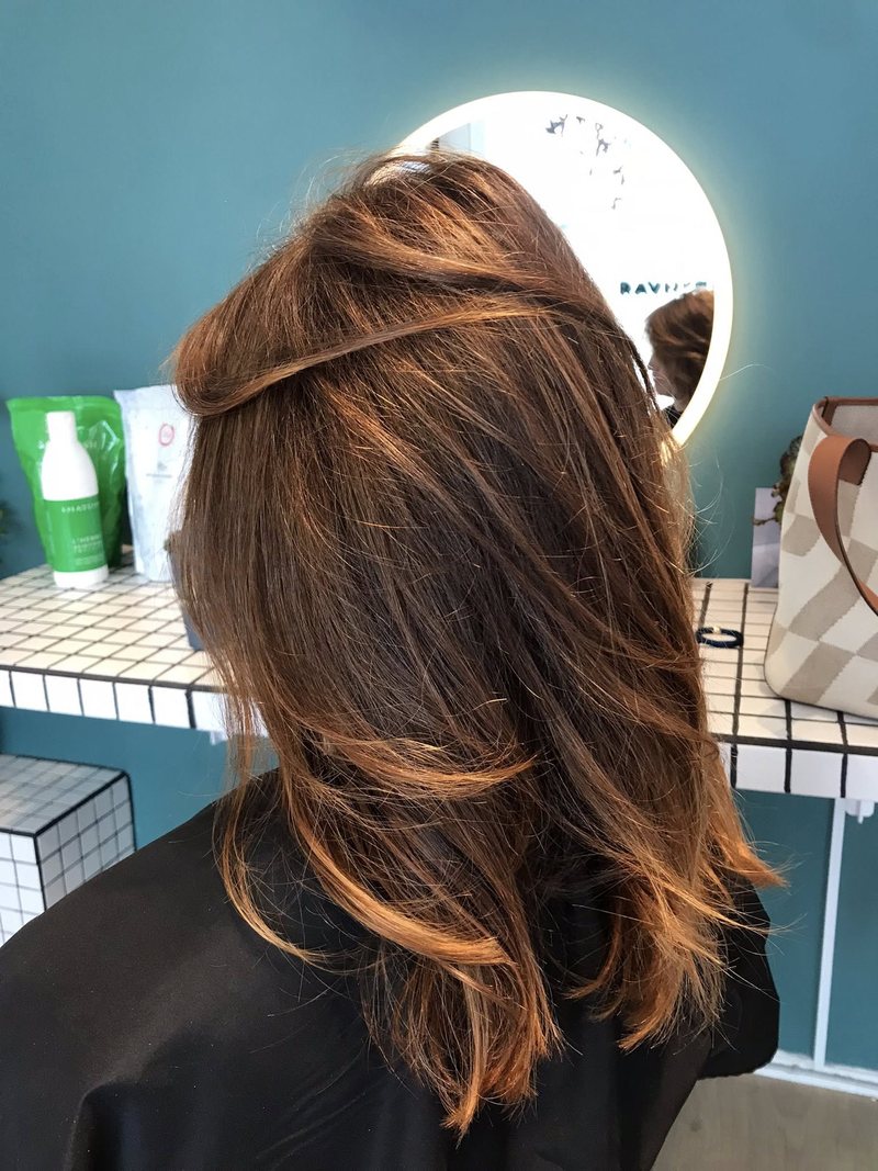 Mellemlangt brunt hår med kobber og karamel lysning i bløde lag, balayage i København
