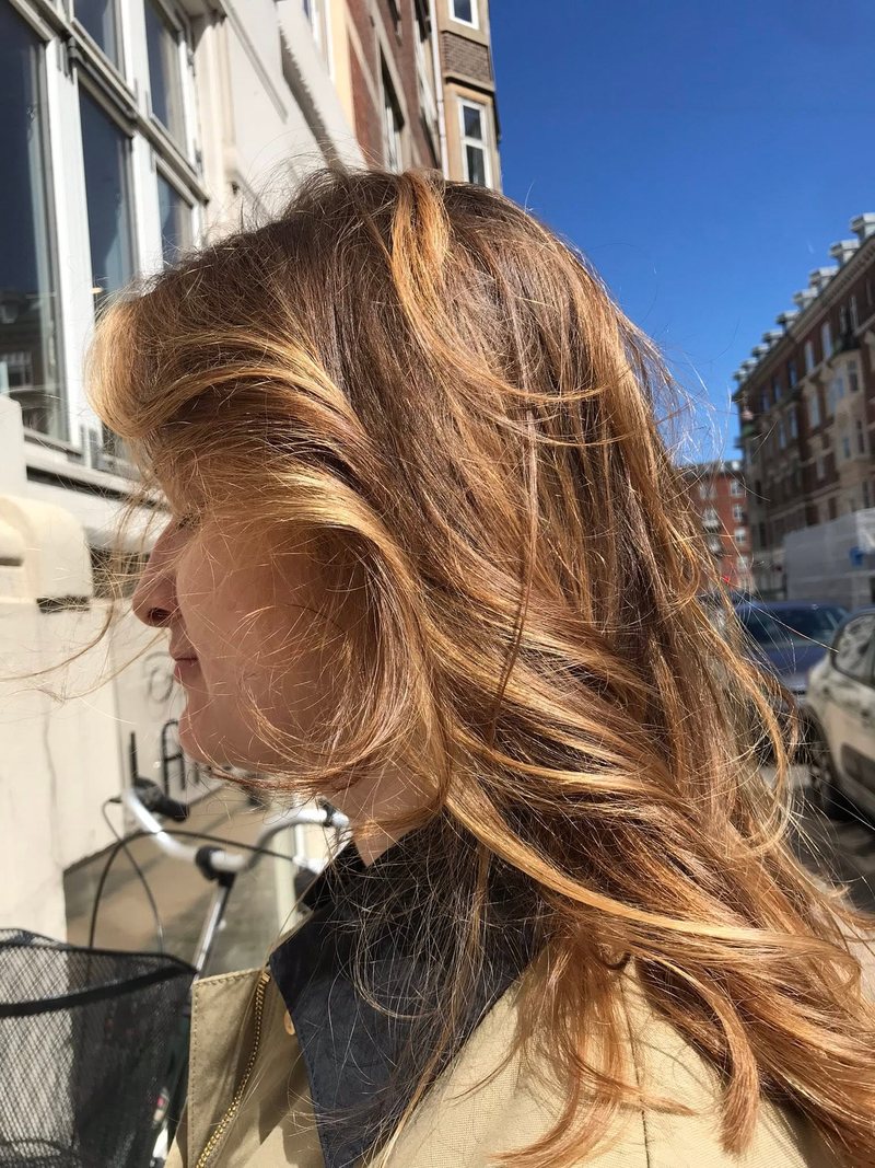 Solkysset Shatush i kobber med lag i langt hår, fotograferet i København