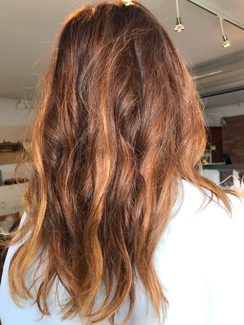 Shatush tobacco spicy, copper Shatush with light highlights in long wavy hair