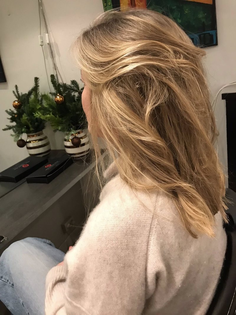 Lys blond Shatush med etageklip i skulderlangt hår, lagt på fri hånd uden folie