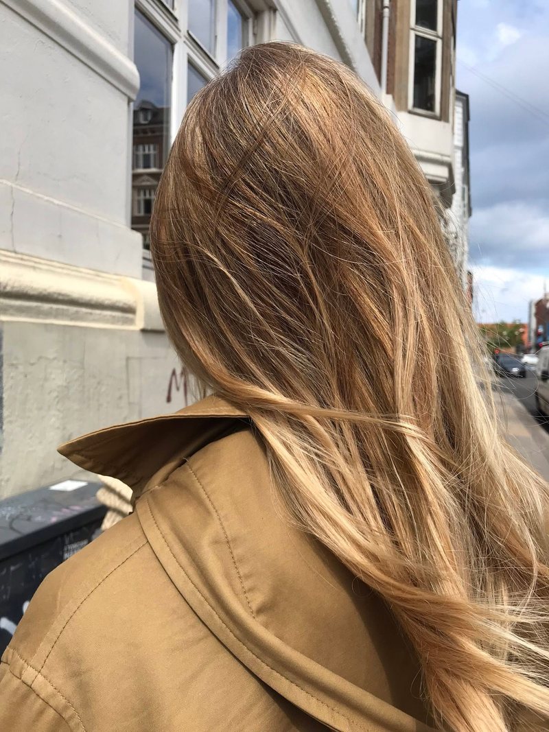 Naturlig urtefarve på solkysset blondt hår